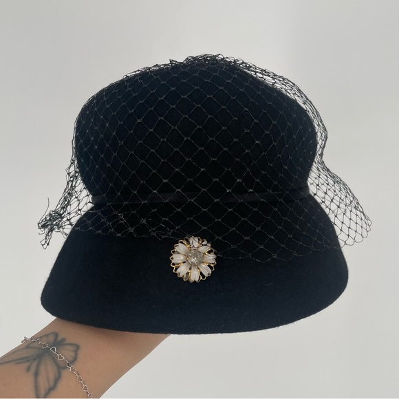 50s/60s Black Pillbox Style Wool Felt Hat With Netting And Flower Embellishment - Picture 6 of 15